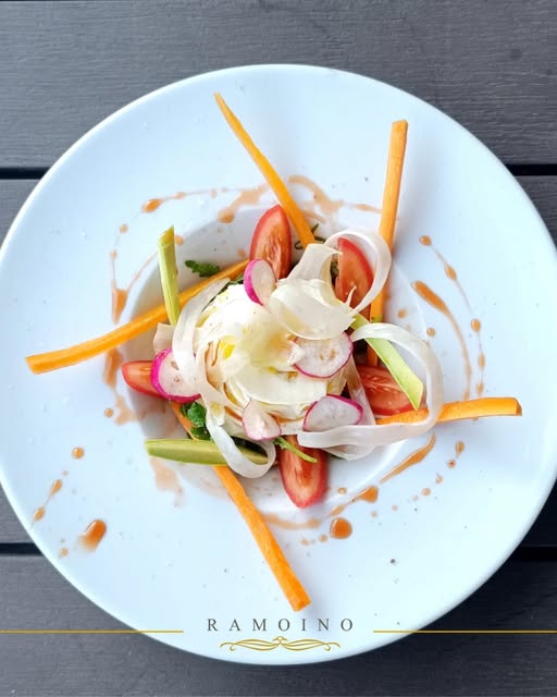 Crudo di verdure dell'orto impiattato, con carote, ravanelli e finocchio